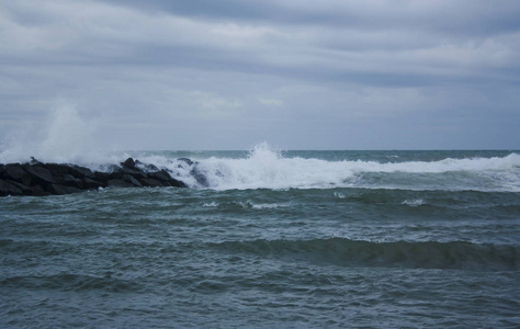 伏米奇诺海滩拍摄在一个冬季多风的日子。 海浪撞到岩石上。
