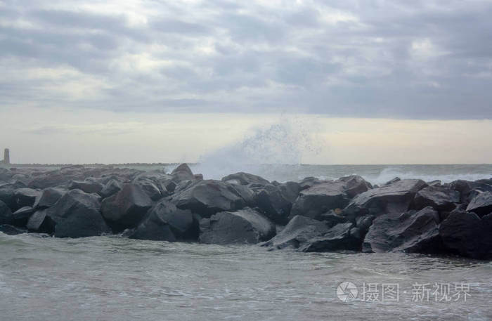 伏米奇诺海滩拍摄在一个冬季多风的日子。 海浪撞到岩石上。