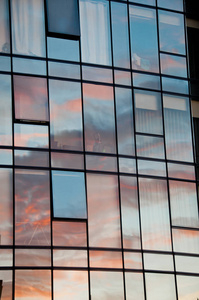 现代企业办公楼窗玻璃上的彩霞落日