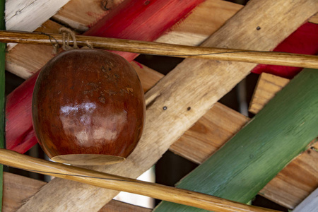 巴西非洲乐器贝林堡的卡巴萨共鸣箱的特写,它伴随着罗达或卡波埃拉