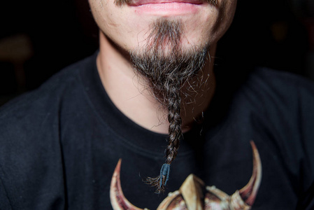 深色t恤背景上的胡须. 鼻子. 胡子和胡子. 那个人.照片