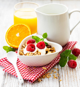 健康早餐酸奶新鲜浆果和白木桌上的麦片