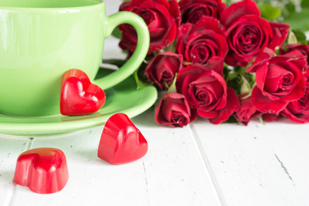 情人节背景与茶杯, 糖果和红玫瑰