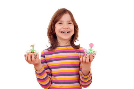 快乐的小女孩，用装饰着春花的小蛋糕