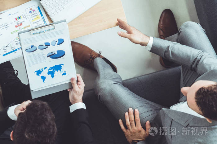 商人正在与现代职场办公室的另一位商人合作伙伴会面讨论人公司业务