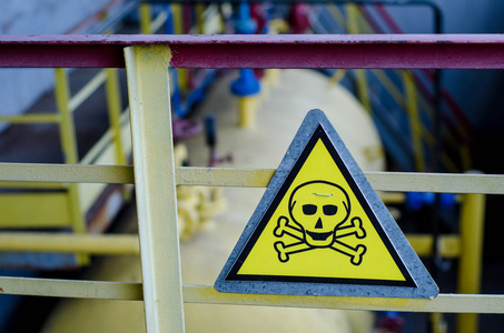 谨慎匝道附近在化学储罐附近签署危险.照片