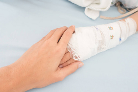 小男孩患流感需要用生理盐水静脉注射(静脉注射),手压照片