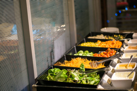 酒店餐厅提供丰富多彩的新鲜沙拉吧健康食品