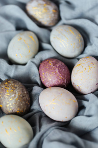 彩色纺织品的时尚灰紫色和蓝色复活节彩蛋
