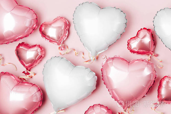 彩色粉红背景情人节概念上心形箔气球