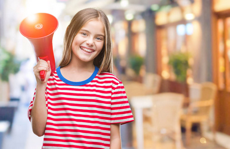 下通过扩音器大喊大叫,脸上洋溢着幸福的表情,微笑着露出自信的笑容