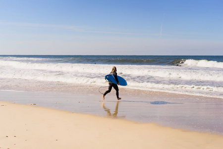 在海边有冲浪板的人。 穿着湿衣服的冲浪者。 葡萄牙纳扎雷。