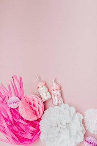 粉红和白纸装饰女婴淋浴派对