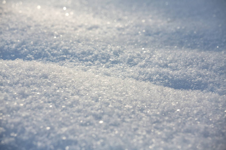 雪纹理背景与复制空间。 雪花在寒冷的波克模糊的阳光下闪闪发光。 射向宽开的光圈。 白色雪花背景