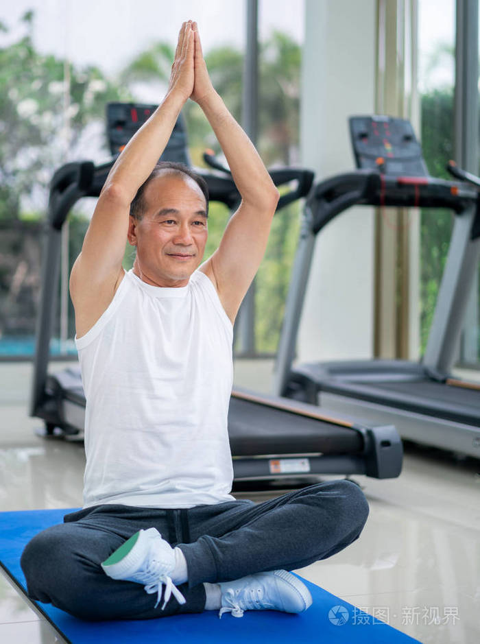 老年人在健身健身房练习瑜伽成熟健康的生活方式