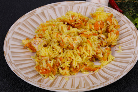鸡肉和胡萝卜的传统皮拉夫配蒜和百里香