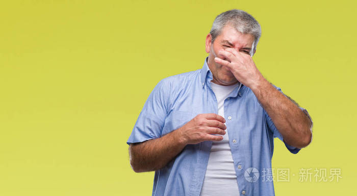 英俊的老人在孤立的背景上闻到了一些臭味和令人恶心的难以忍受的气味