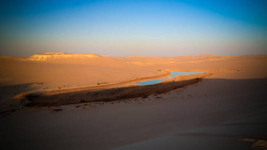 日落埃及西瓦绿洲附近大沙海和湖泊的空中全景景观