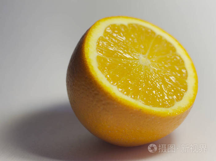 水果在白色背景上是橙色的有漂亮的阴影