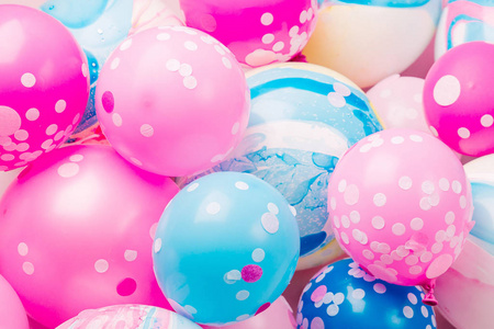 彩色气球，彩色背景，节日或生日派对概念