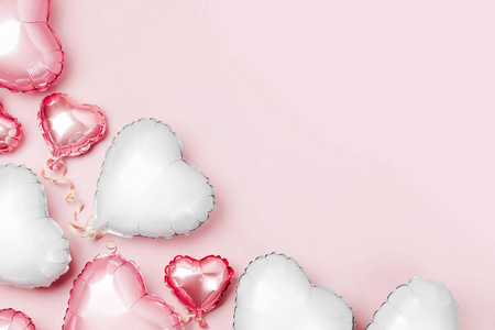 彩色粉红背景情人节概念上心形箔气球