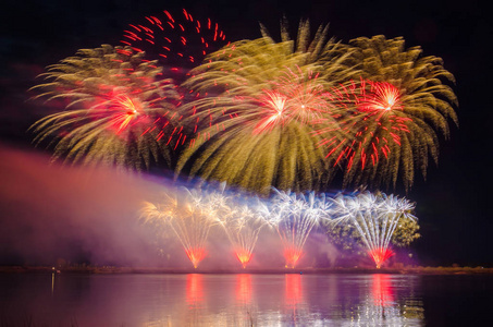 湖面上夜空中的节日烟火爆炸