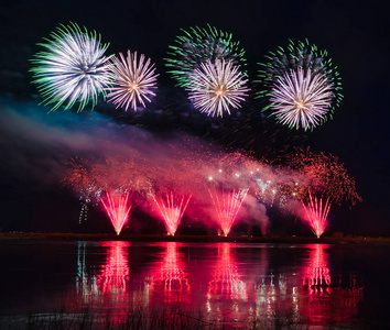 夜空中有倒影的烟花表演