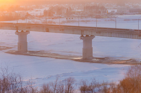 冬季城市景观中冰冻河流的桥梁建设
