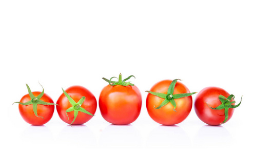 在白色背景的生食和蔬菜上特写新鲜番茄，以促进健康
