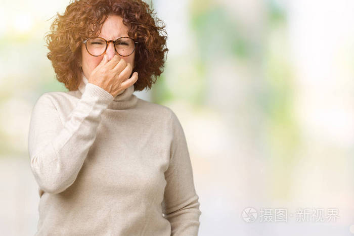 上闻到一些臭味和令人恶心的难以忍受的气味,用手指在鼻子上屏住呼吸