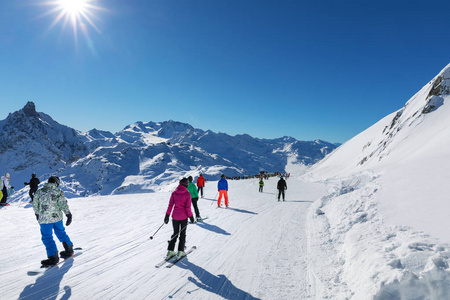法国阿尔卑斯山3个山谷滑雪场的阳坡人