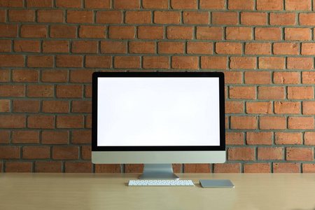 工作台上的计算机白色空白屏幕。