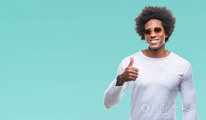 用手做快乐的竖起大拇指的手势