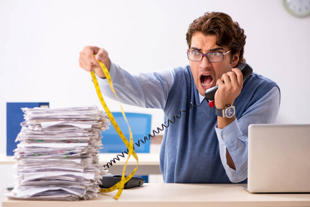 撤销对审核年轻英俊的员工对过度的工作不满照片