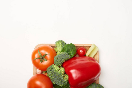 白色背景下碗中新鲜蔬菜的俯视图