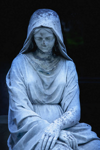 圣母玛利亚雕像。 悲伤的女人的老式雕塑。 宗教信仰苦难爱情观念