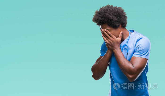 非洲美国外科医生男人在孤立的背景上悲伤的表情用手捂住脸一边哭抑郁