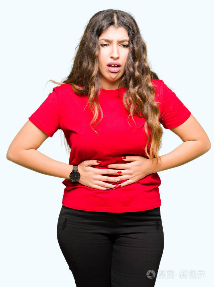 年轻漂亮的女人穿着休闲t恤,手放在肚子上,因为消化不良,痛苦的疾病