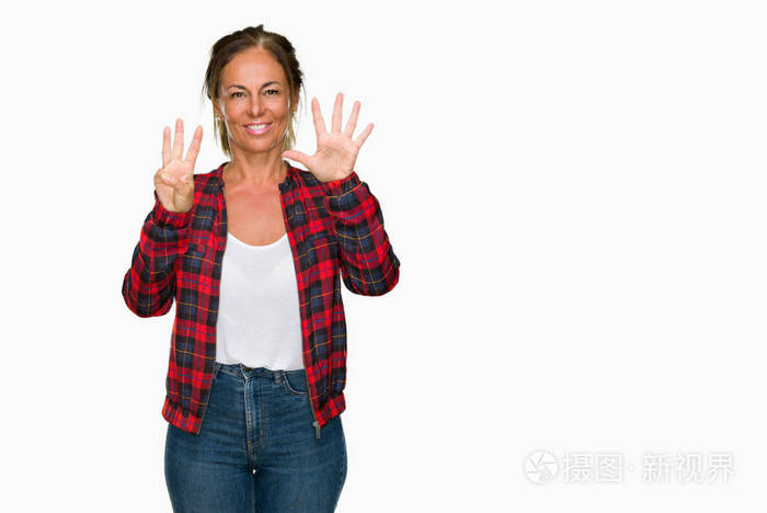 中年成年妇女穿着休闲夹克，在孤立的背景下，用手指举着8号，微笑着自信和快乐。