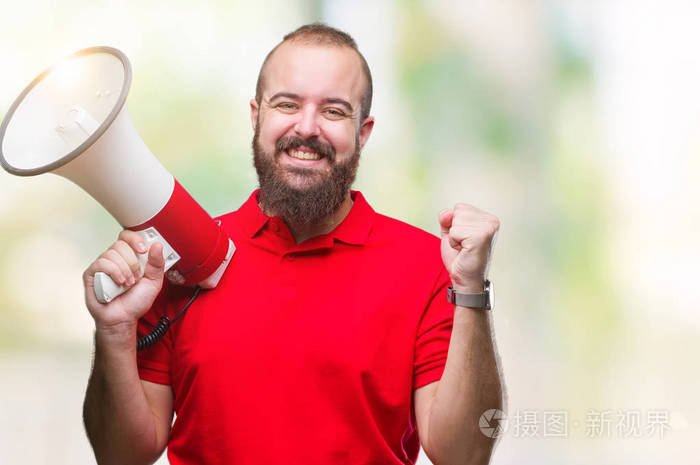 年轻的白种人通过扩音器在孤立的背景下喊叫自豪地欢呼庆祝胜利和成功