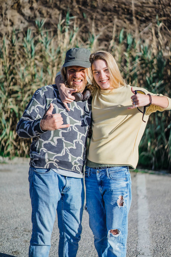 男人和女孩嬉皮士嬉皮士