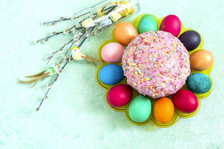 带有糖霜的复活节蛋糕，五颜六色的彩蛋和带有装饰鸟的玻璃中的一束蓬松的柳树。俄罗斯和乌克兰的传统复活节款待东正教复活节。复活节的象