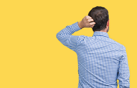 可爱的黑发女孩倒头在一个垂直的太阳甲板上穿着黑色