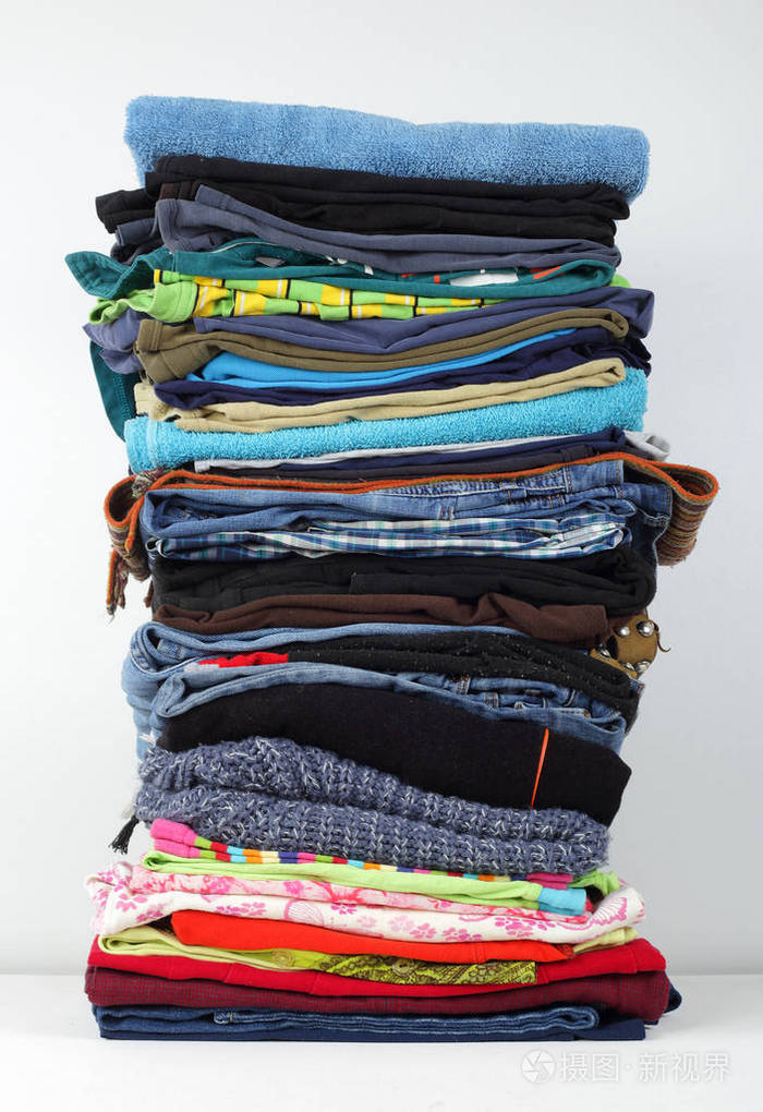 白色背景上的一堆彩色牛仔裤照片-正版商用图片17zr1t-摄图新视界
