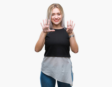 年轻的金发女子在孤立的背景显示和指向9号手指，同时微笑自信和快乐。