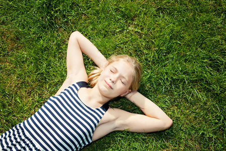 躺在绿草上的小女孩