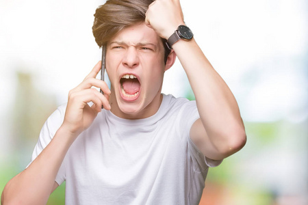 年轻人在智能手机上孤立地交谈，愤怒疯狂愤怒的喊叫，愤怒的概念