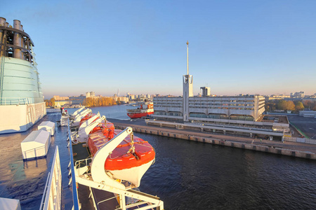游轮进入圣彼得堡港，从上甲板观看