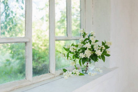 窗台上花瓶里的茉莉花