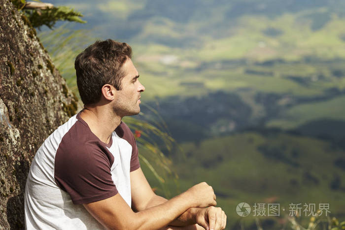 一个英俊的男人在思考眺望风景